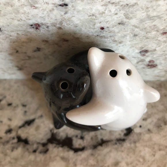 Dolphin 🐬 salt and pepper shaker set - Picture 2 of 6